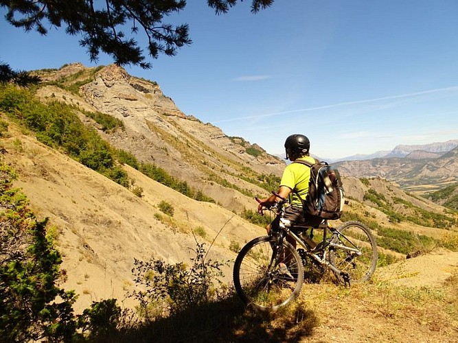 De beaux paysages de moyenne montagne