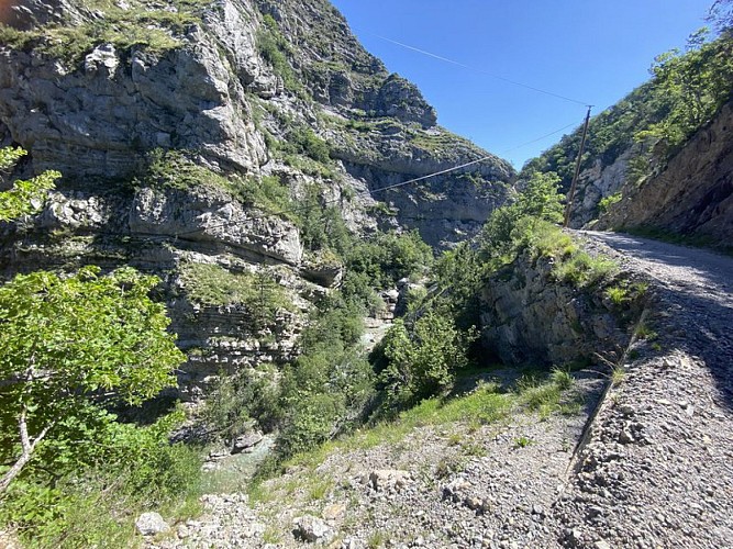 Grimpette sur piste sur les hauteurs du ruisseau