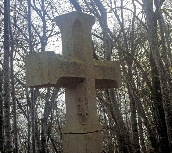 Croix à la Salamandre, Saint-Moré