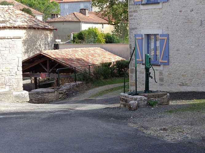 Lavoir et pompe de Tourriers