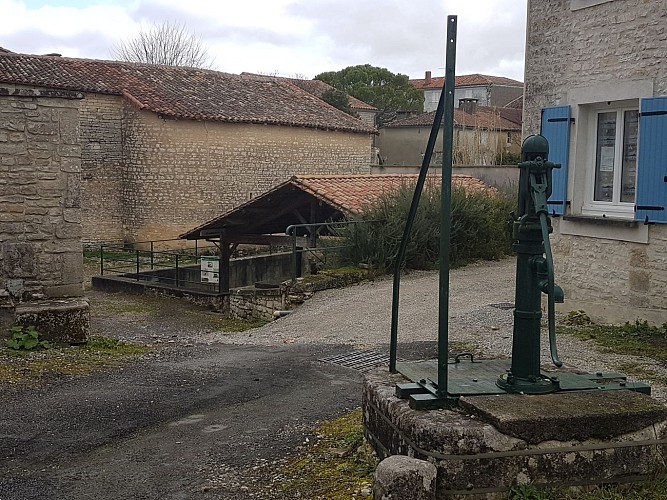 Lavoir et pompe de Tourriers