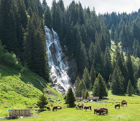 De la cascade des Brochaux aux Lindarets