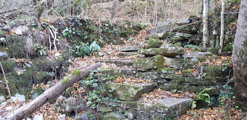 Le petit escalier de pierre