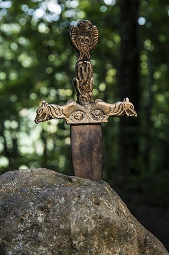 Qui arrivera à déloger l'épée des bois de Murols