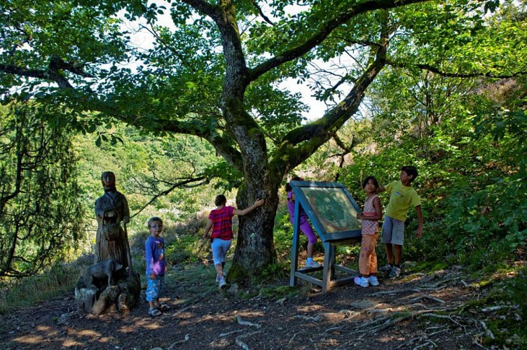 Sculptures et apprentissage sous un arbre