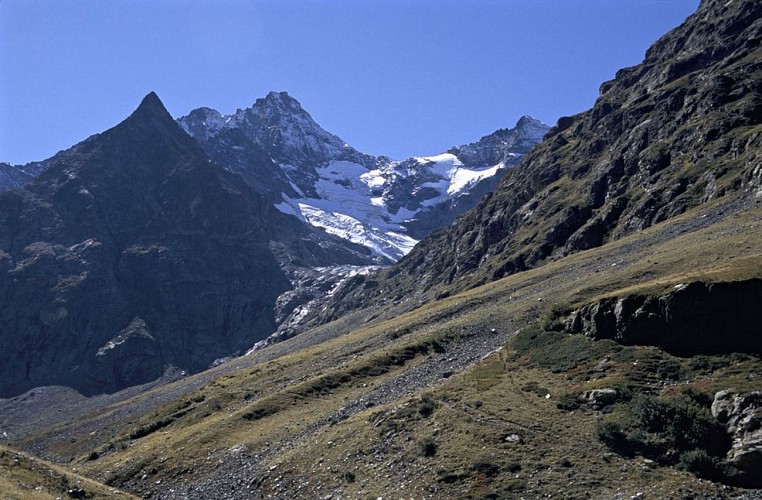 Lac des Rouies vanaf de berghut van La Lavey