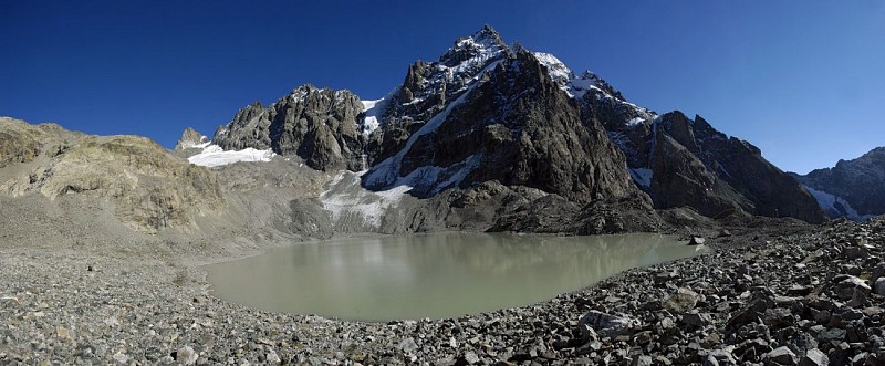 Lac des Rouies vanaf de berghut van La Lavey