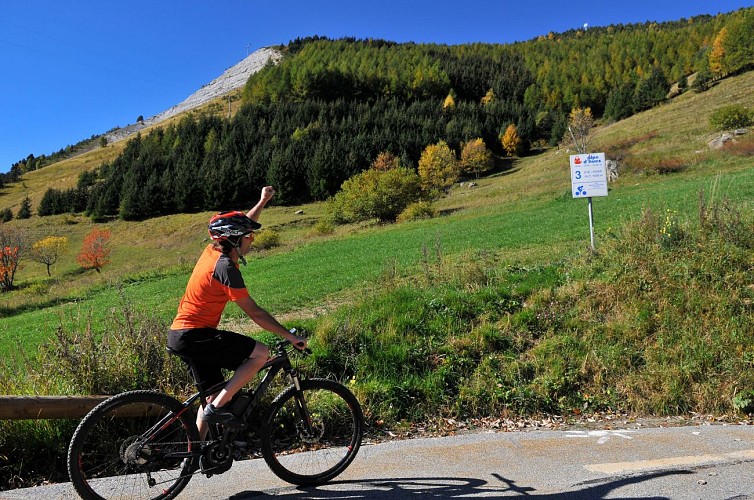 The road up to Alpe d'Huez, the classic climb by e-bike