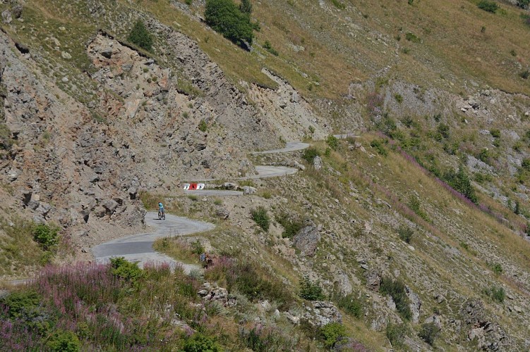 La montée du col de Sarenne, la sauvage