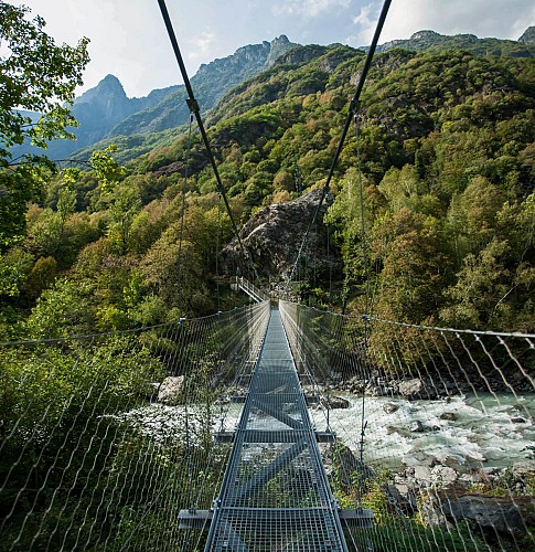 Himalaya loopbrug over de kloven van de Romanche vanuit Rioupéroux