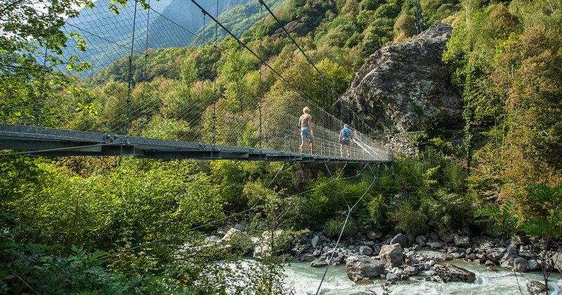 Himalaya loopbrug over de kloven van de Romanche vanuit Rioupéroux