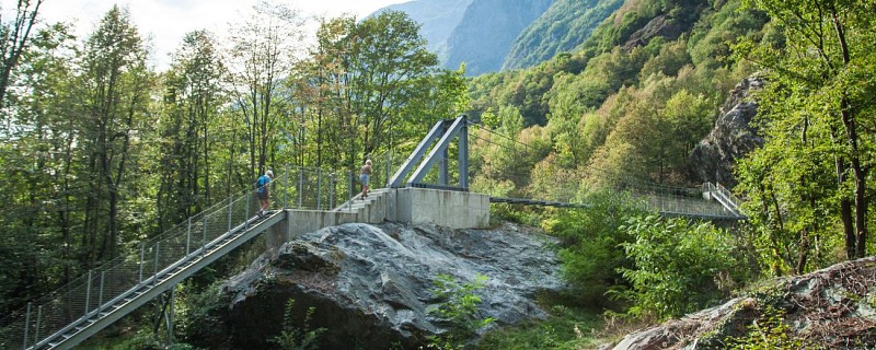Himalaya loopbrug over de kloven van de Romanche vanuit Rioupéroux