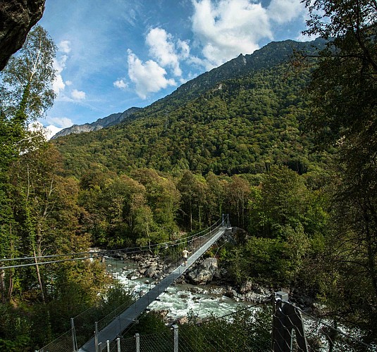 Himalaya loopbrug over de kloven van de Romanche vanuit Rioupéroux