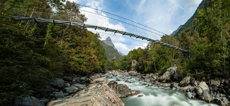 Himalaya loopbrug over de kloven van de Romanche vanuit Rioupéroux