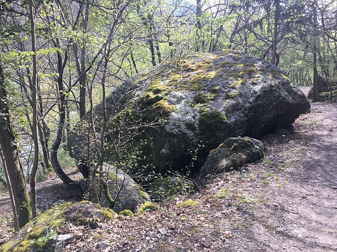 Himalaya loopbrug over de kloven van de Romanche vanuit Rioupéroux
