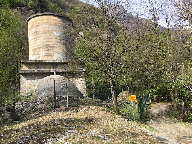 Himalaya loopbrug over de kloven van de Romanche vanuit Rioupéroux