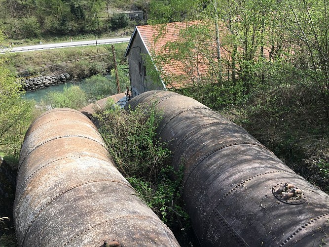 Himalaya loopbrug over de kloven van de Romanche vanuit Rioupéroux