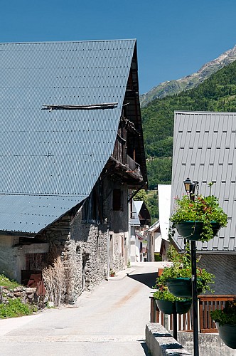 Allemond village >  le Clot - Hiking