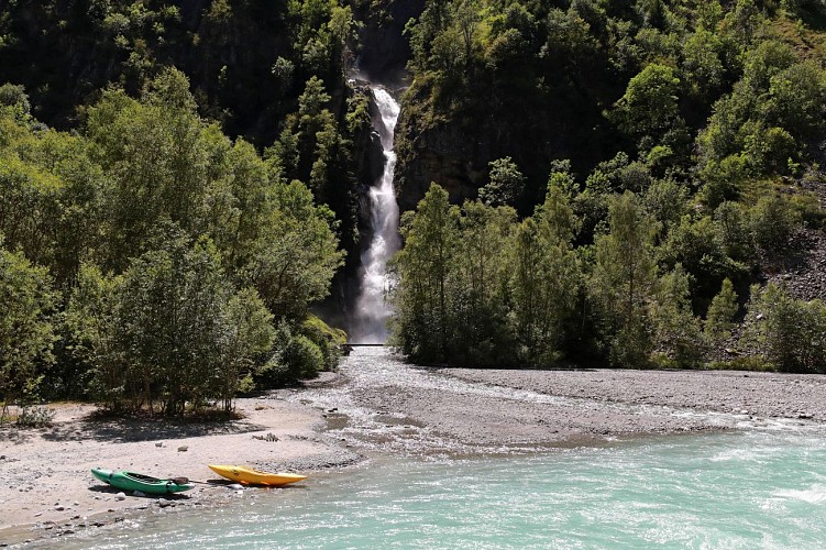 Cascade de Lanchâtra et ses plages de graviers