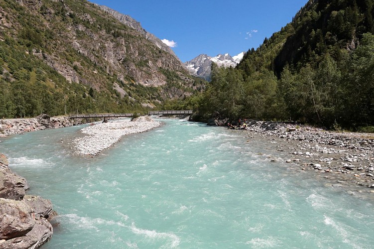 Le Vénéon et la passerelle de la cascade de Lanchâtra