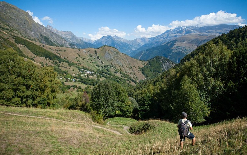 Village d'Oulles en montant au Pas de la Buffe