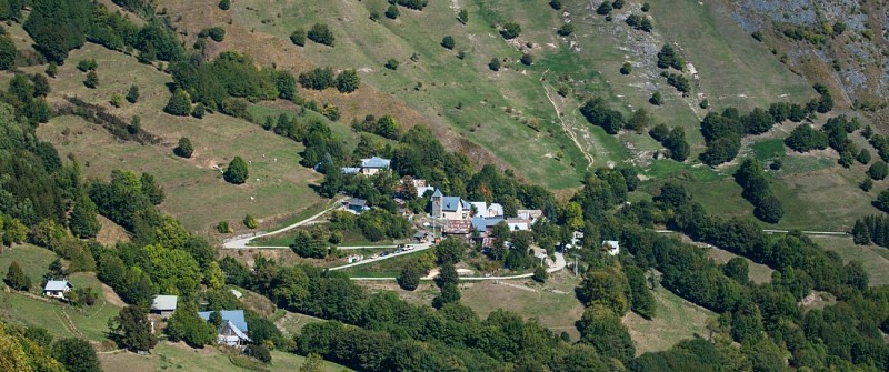 Village d'Oulles en montant au Pas de la Buffe