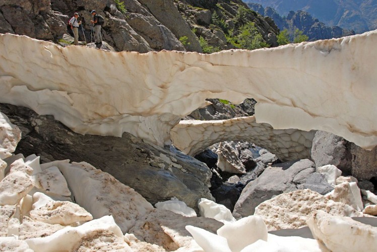 Corse- Région Asco- Vallée Ghieriosa vers Capu Bianco- tunnels névés [juillet 2009]