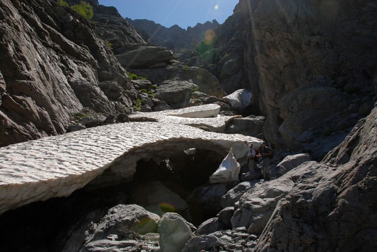 Corse- Région Asco- Vallée Ghieriosa vers Capu Bianco- tunnels névés [juillet 2009]