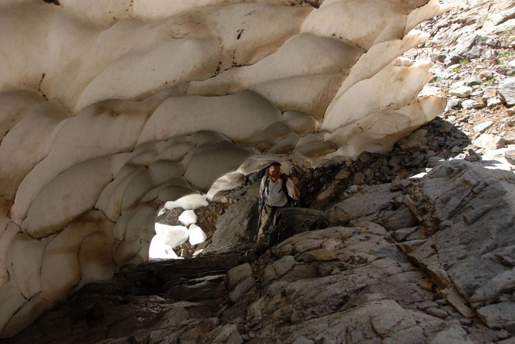 Corse- Région Asco- Vallée Ghieriosa vers Capu Bianco- tunnels névés [juillet 2009]