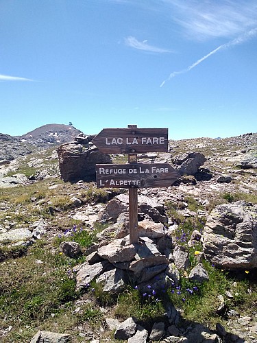 Panneau direction lac ou refuge