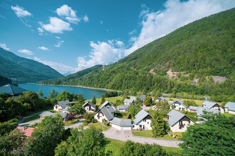 Vue sur le lac et le hameau du Verney