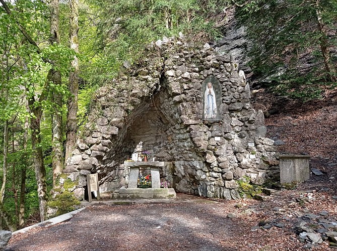 sendero: de la capilla de la Inmaculada Concepción a la gruta mariana de Lévaud