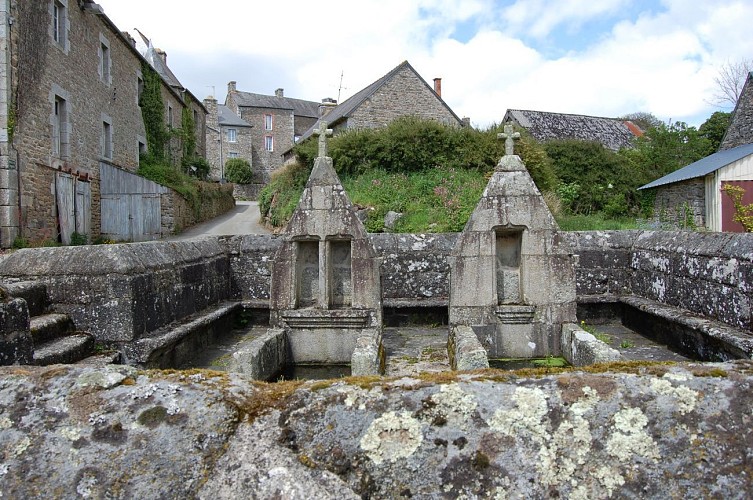 Les 2 menhirs du Vieux-Bourg