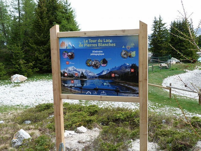 Lac des Pierres Blanches Tour Welcome Sign