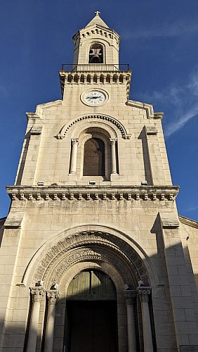 Stroll through the Saint-Pierre district