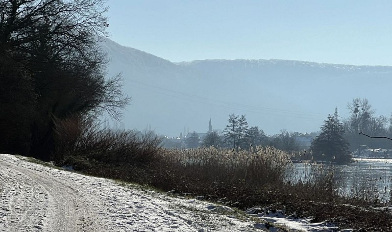 un joli village en bord de Meuse