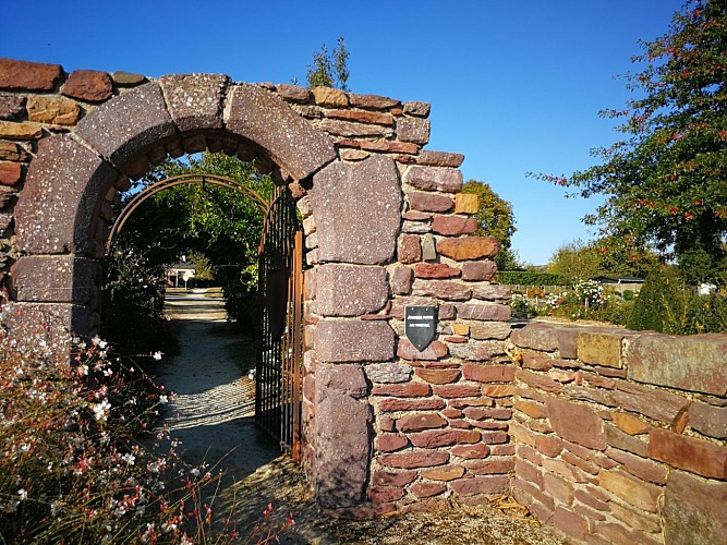 Ancienne porte du prieuré en pierre rouge de Montfort