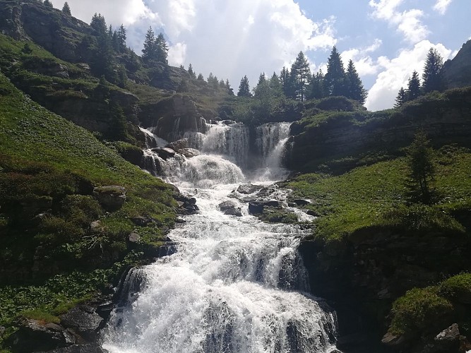 cascade au-dessus de Sixt