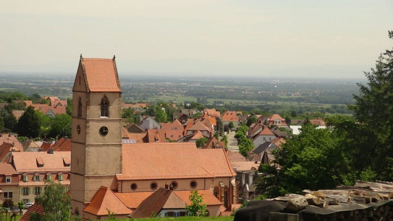 Vue de l'église de Wattwiller et de la plaine d'Alsace