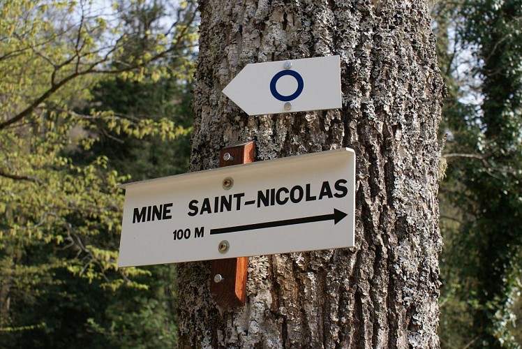 Panneau du Club Vosgien indiquant la mine Saint-Nicolas