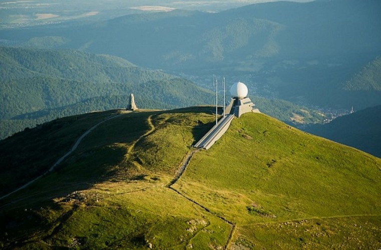 Le radar du Grand Ballon et le monument des Diables Bleus.