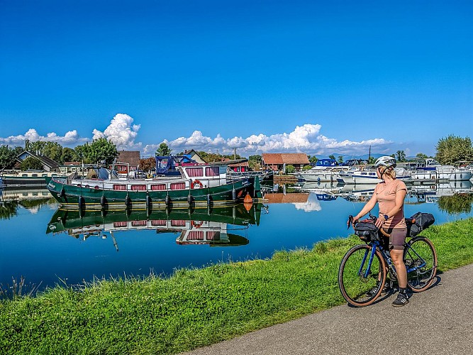 Vélo Gravel au port de plaisance de Dannemarie en Alsace