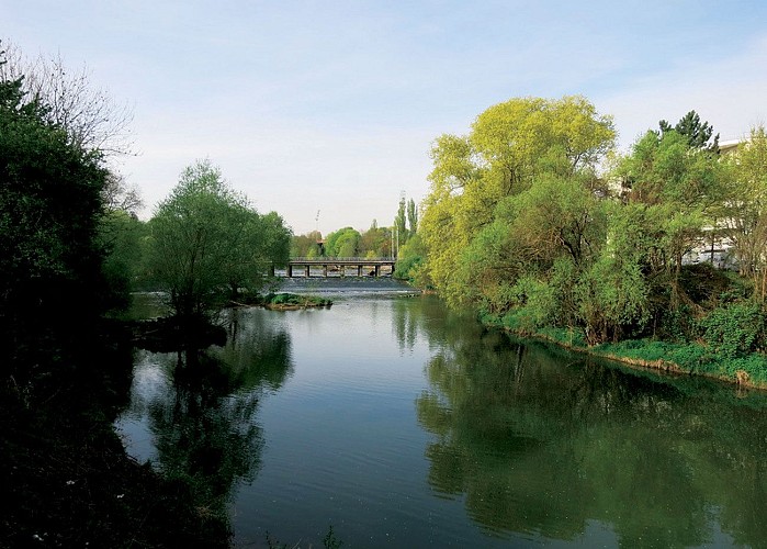 Rundgang auf der Ill Fußgängerbrücke in Mulhouse