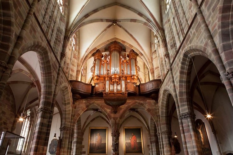 Le cloître de l'Abbatiale Saints Pierre et Paul
