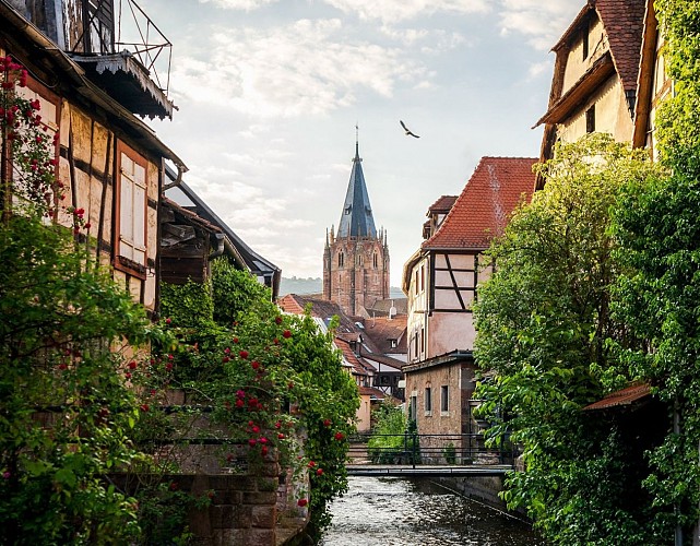 Schlupf avec vue sur la Lauter et l'abbatiale au fond.
