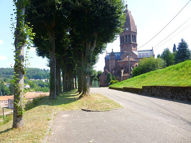 À Saint-Louis-lès-Bitche, suivre la croix jaune à côté de l'église.