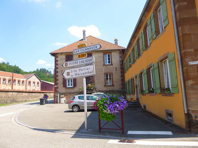 Passé le Musée du cristal, prendre à droite vers Goetzenbruck en suivant le disque vert.