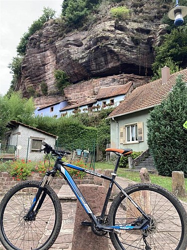 Maisons des Rochers (houses built into the side of the mountain)