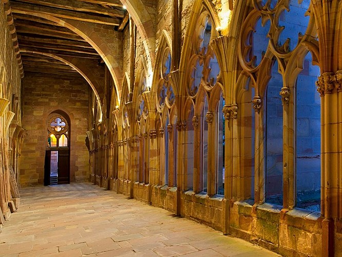 Galerie du cloître gothique de l'abbatiale Saint-Pierre-et-Saint-Paul de Wissembourg