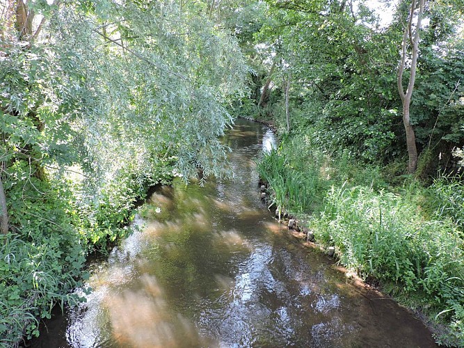 Promenade de Hansi le long de l'eau à Duttlenheim